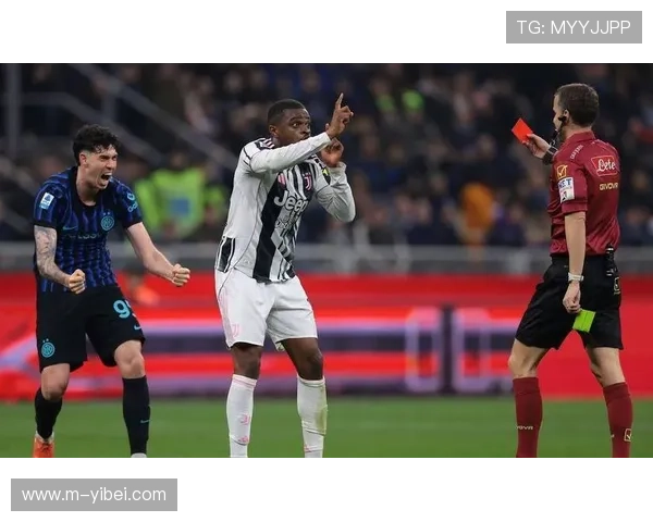 尤文三巨头赛后围堵裁判，抗议巴斯托尼疑似假摔染红